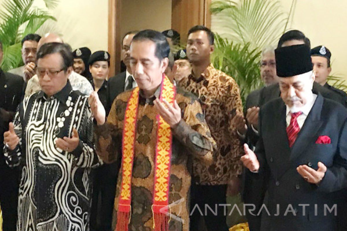 Jokowi Tiba di Kuching Disambut Adat Borneo (Video)