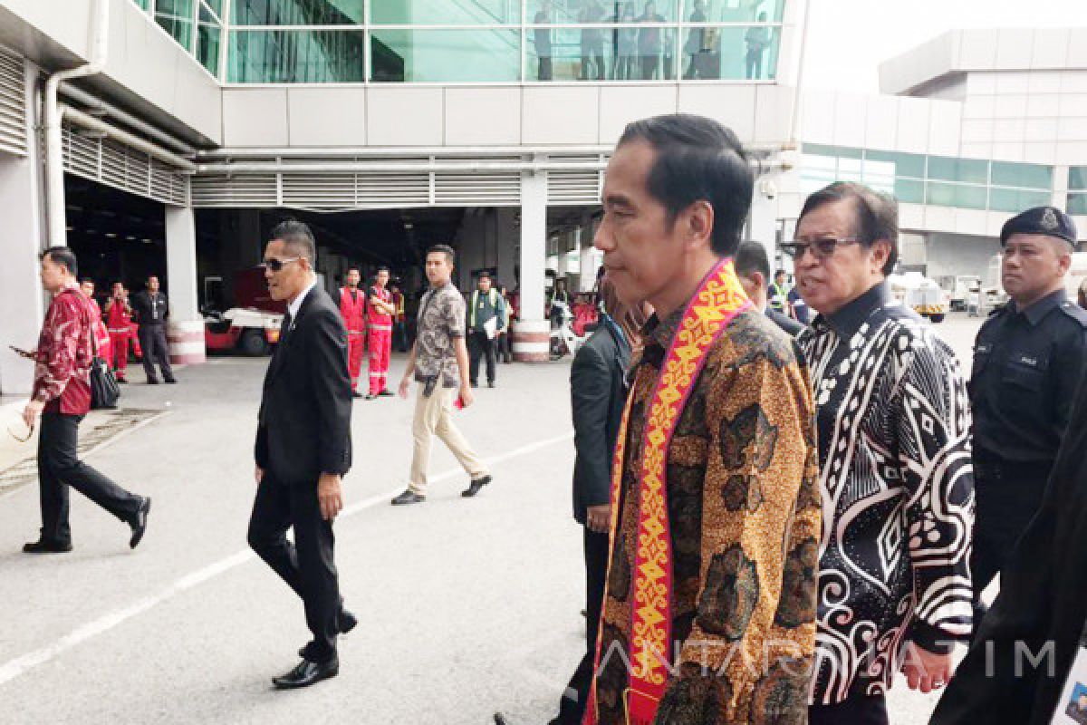 Jokowi in Kuching to Meet Malaysian Prime Minister