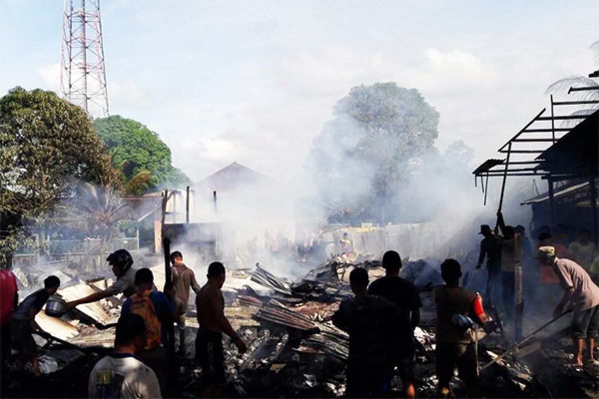 Dua Rumah Dinas Guru di Semangut Terbakar