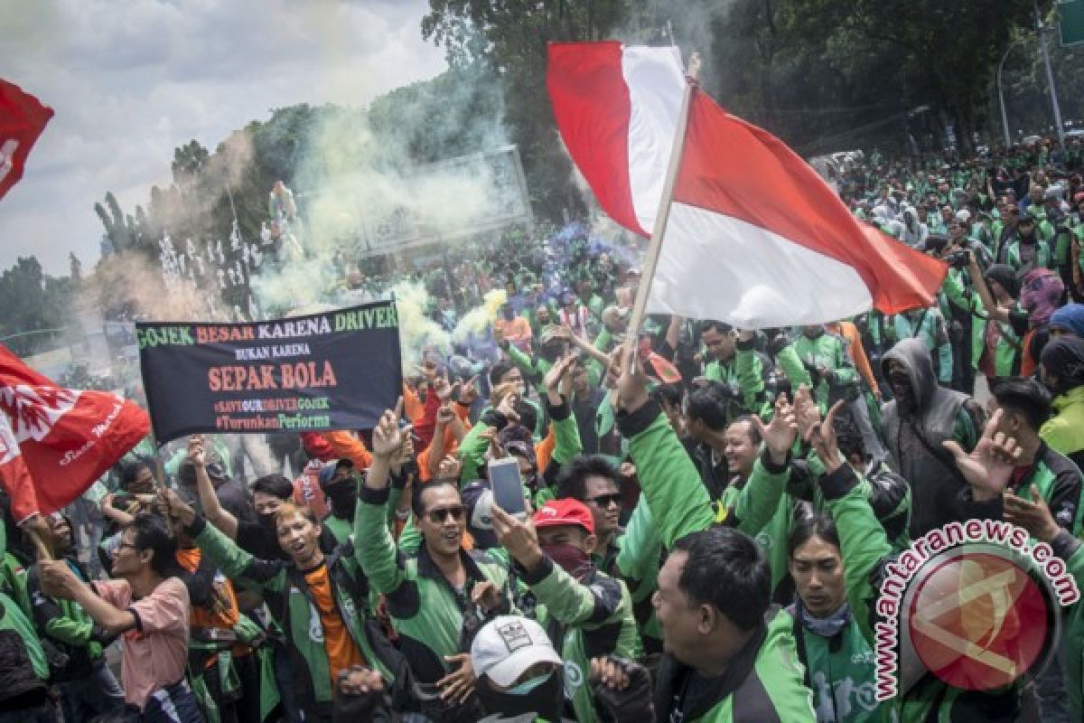 Ratusan ojek online aksi di depan Keraton Yogyakarta