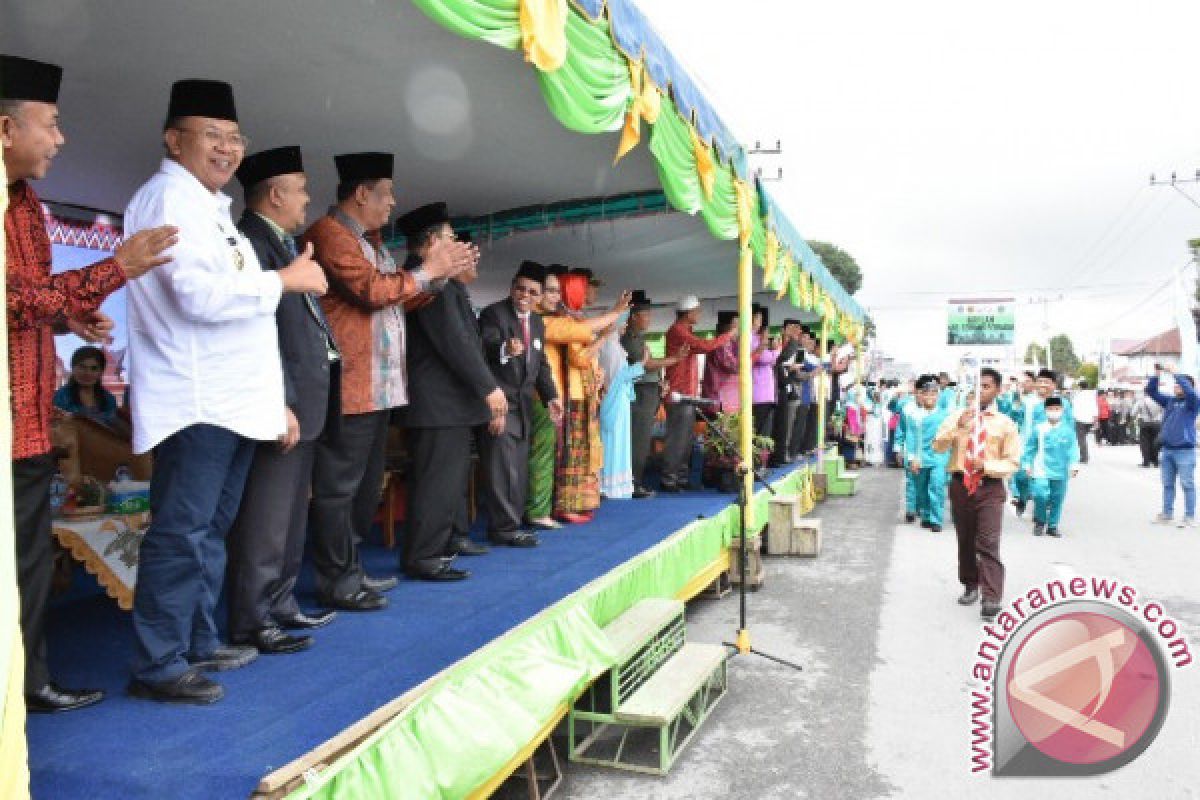 Bupati Hadiri Defile Khafilah MTQ