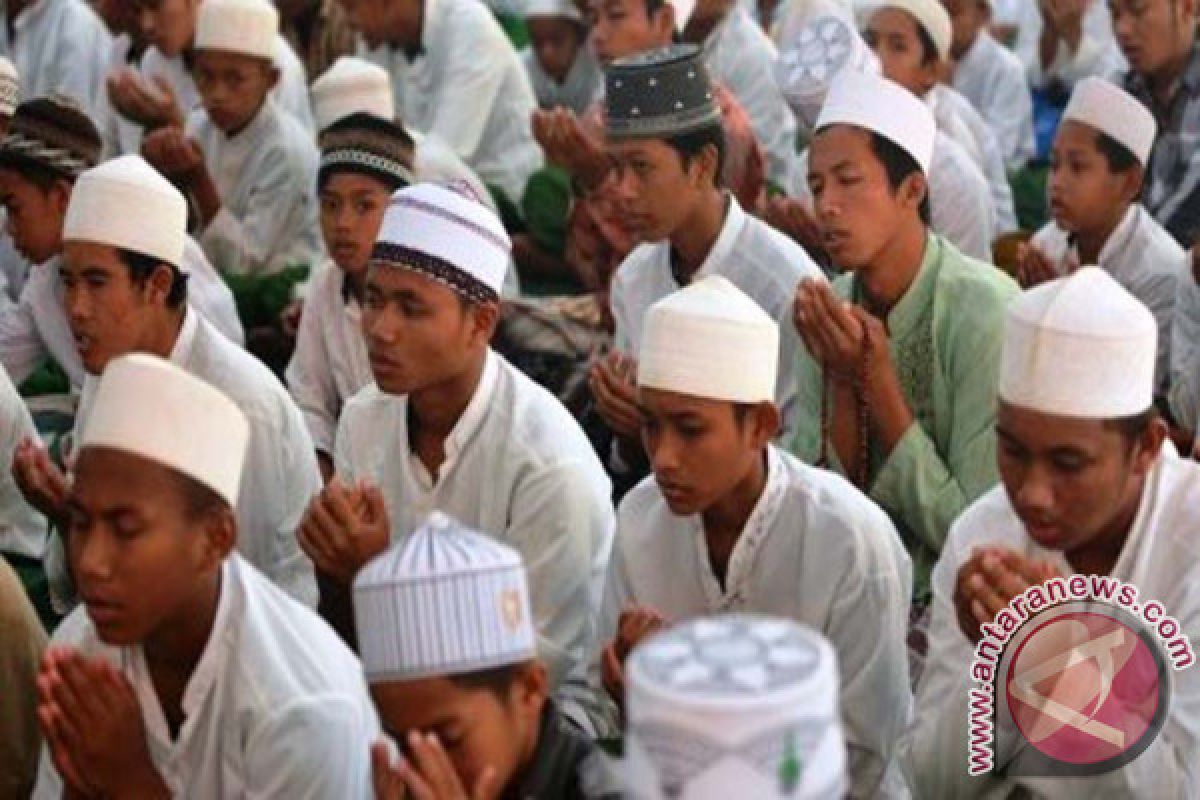 Di Pesantren Lombok, Ulama dan Santri Doakan Jokowi Terpilih Lagi