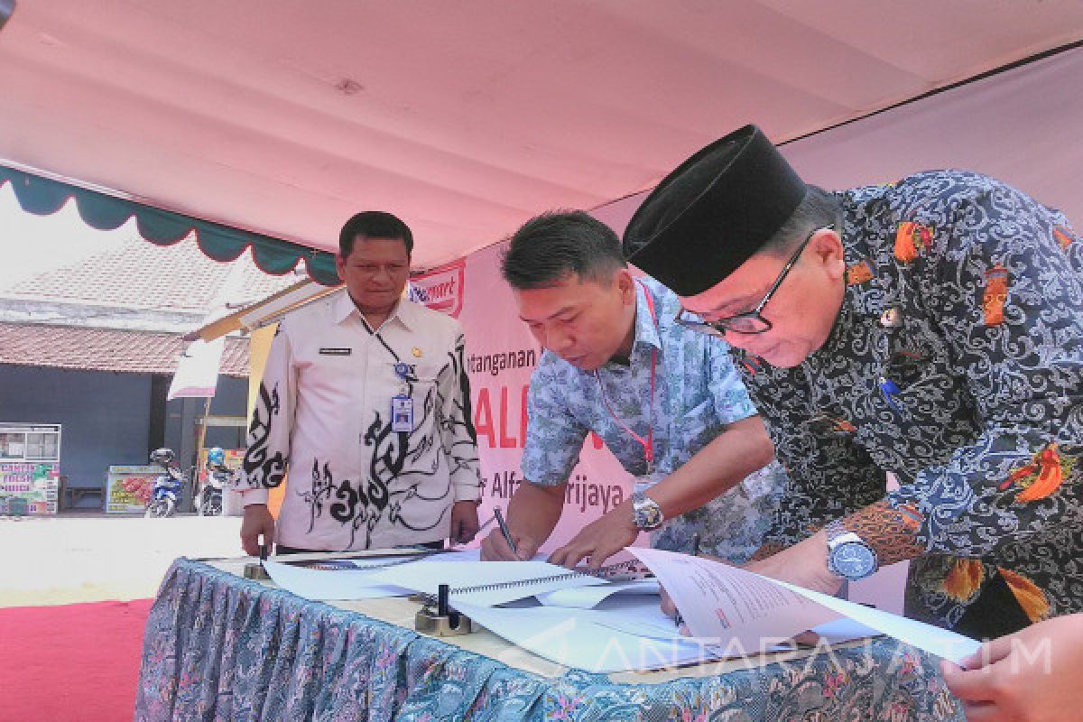 Alfamart Hibahkan Laboratorium Ritel kepada SMKN 4 Jember