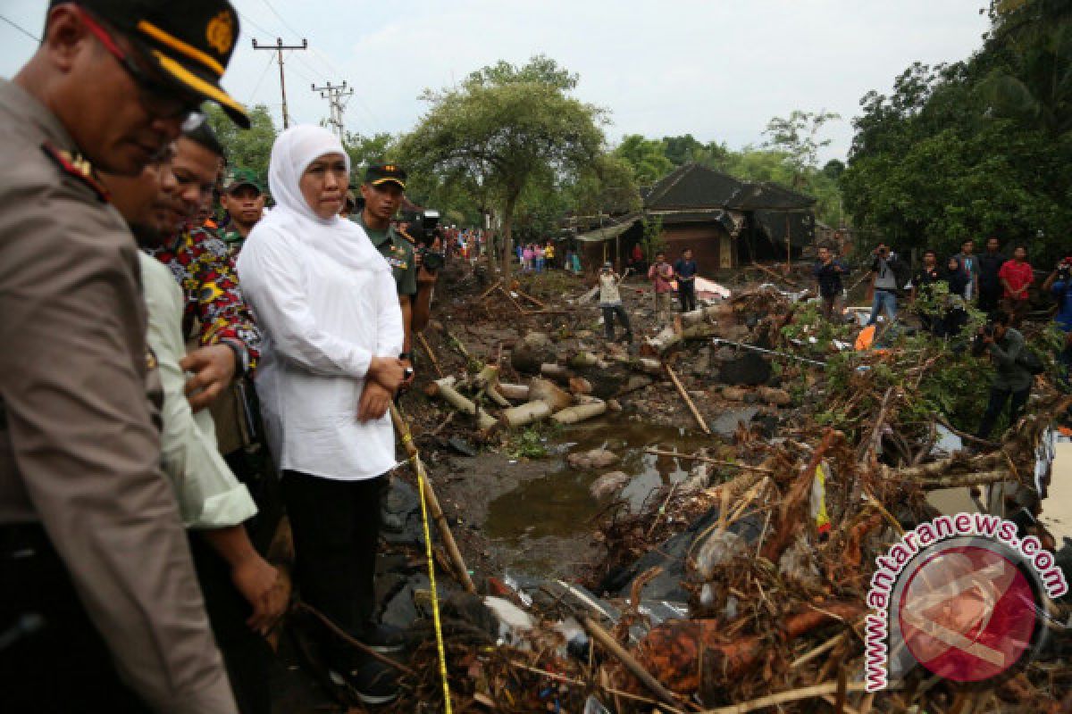 Mensos Serahkan Bantuan Untuk Korban Banjir Lombok Timur