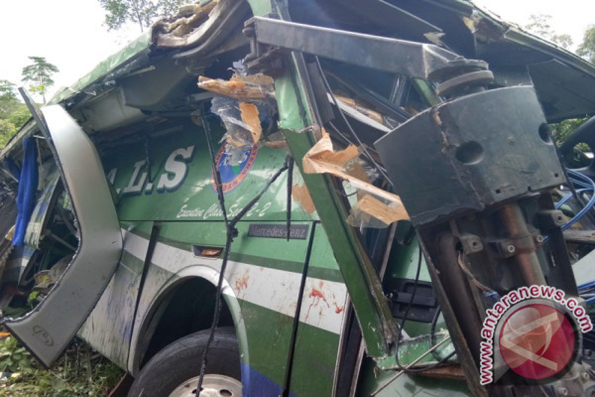 Masuk Jurang, Tiga Penumpang Bus  Meninggal