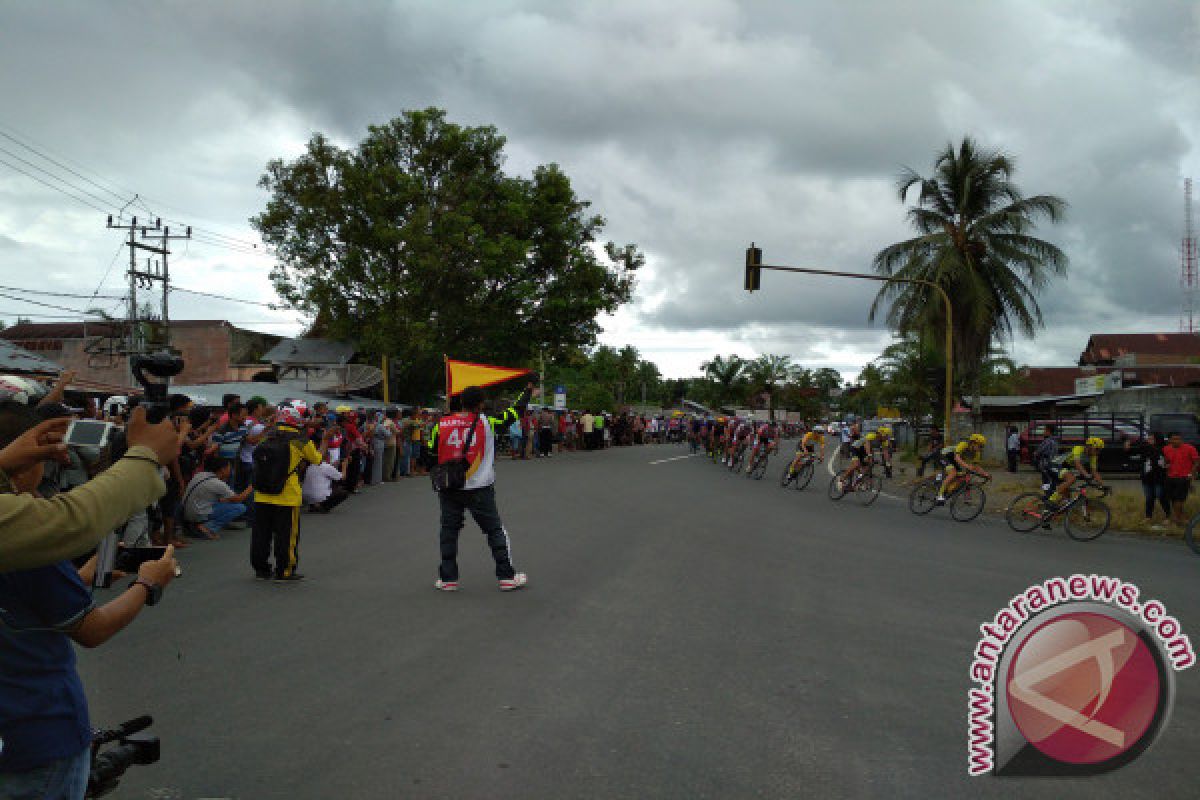 Masyarakat Agam Antusias Saksikan Pebalap Tour de Singkarak