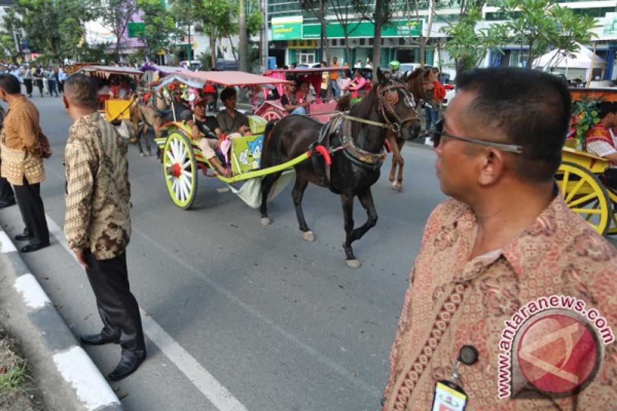 Presiden lempar cendera mata Kahiyang-Bobby dari kereta