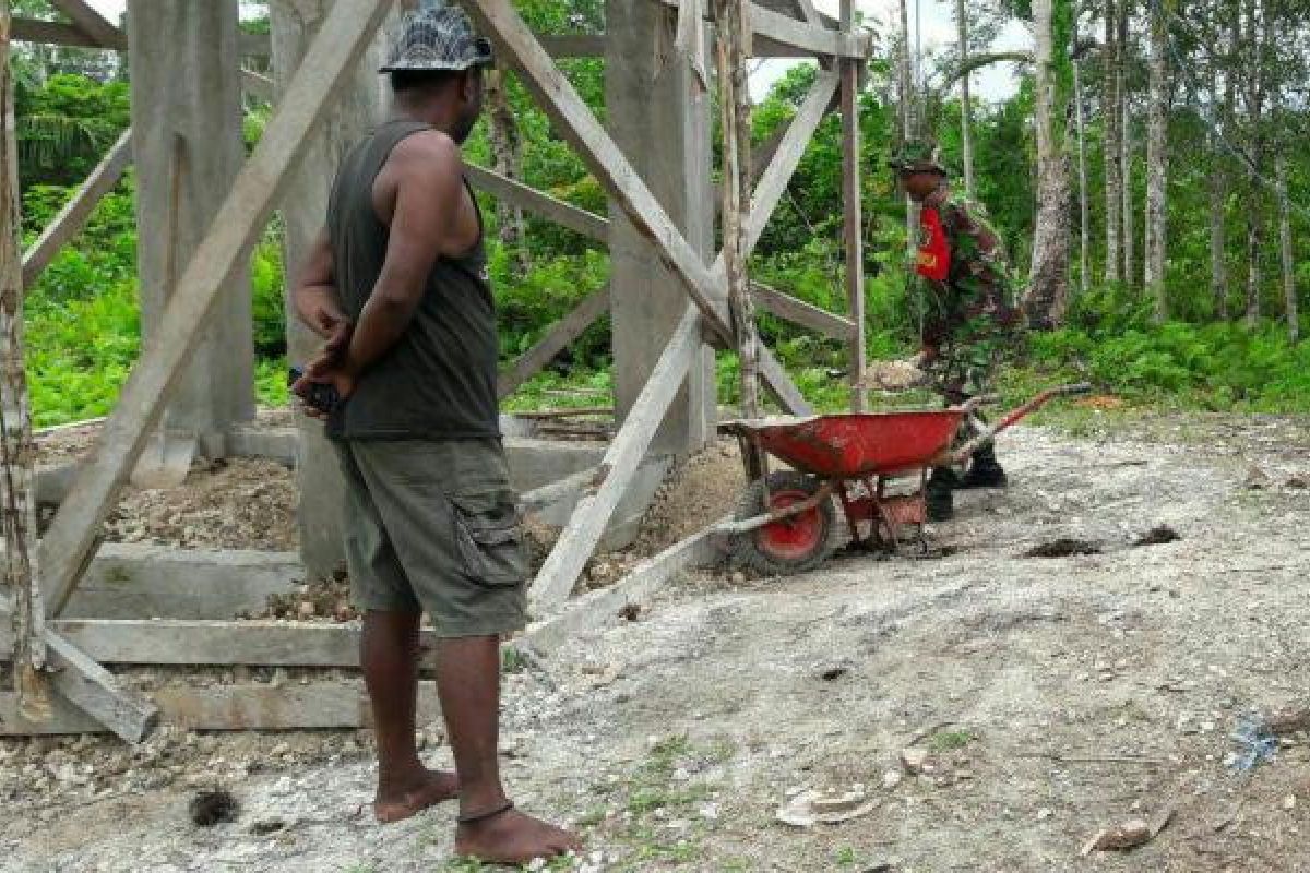 Babinsa Koramil Biak Barat bantu masyarakat bangun bak air