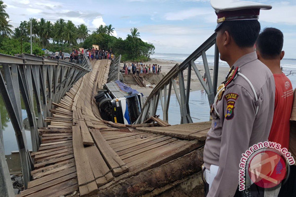 Jembatan Darurat Jalinbar Lampung Ambruk