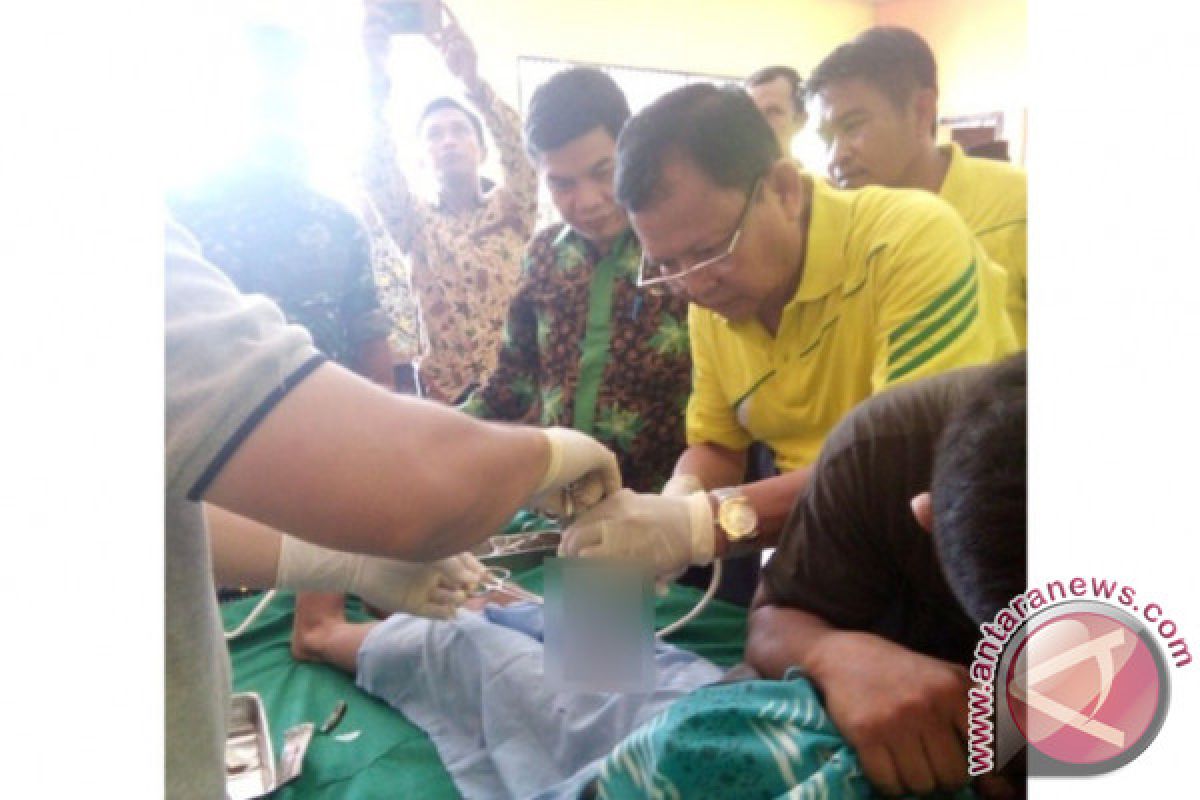 Wabup Bartim Jadi Tukang Sunat Massal Disaksikan Bupati