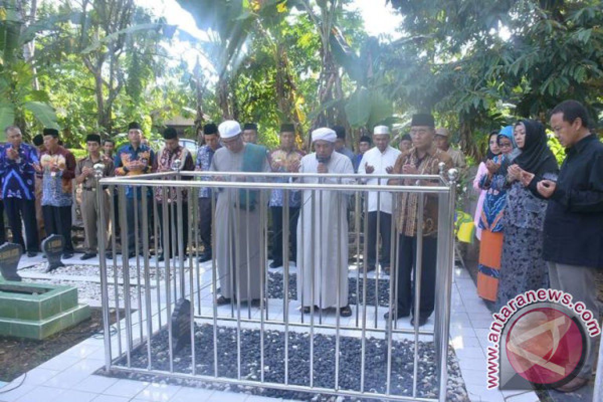 Bupati HSS Ziarahi Makam Pendiri Kabupaten