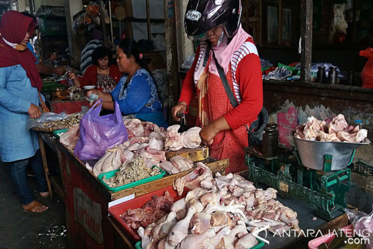 Stok Menipis, Harga Daging Ayam di Solo Mulai Naik