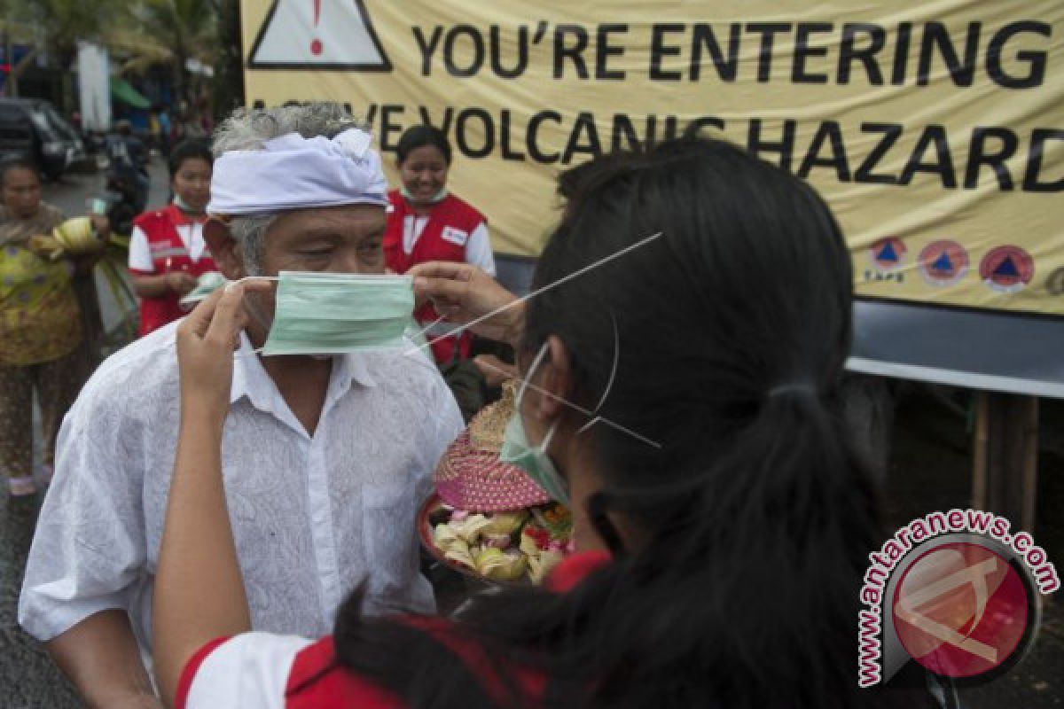Relawan PMI Bali Bagikan Masker Antisipasi Debu Vulkanik
