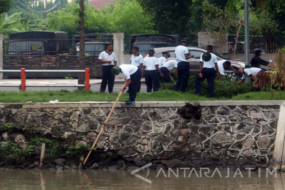 Prajurit Temukan Mayat Bayi saat Bersihkan Kalimas