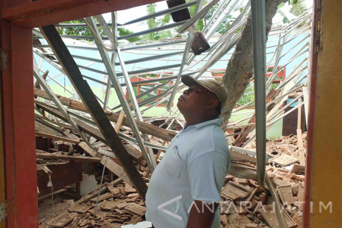 Ambruknya Atap Tiga Ruang Kelas di SDN Gugut 1 Jember (Video)