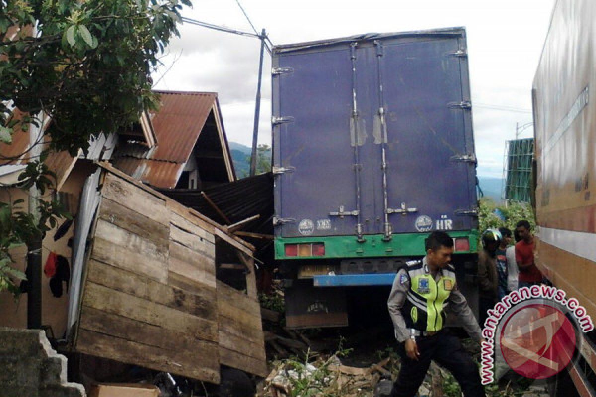 Diduga Rem Blong, Truk Tabrak Rumah Akibatkan Seorang Warga Tewas