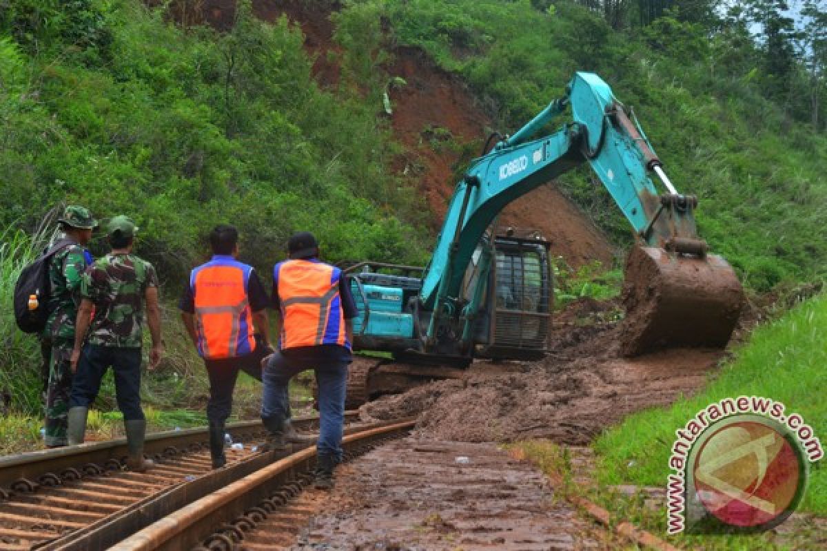 Longsor tutup jalur Malangbong-Bandung