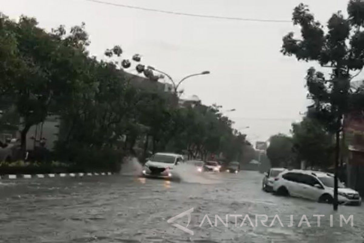 Sejumlah Wilayah di Surabaya Terendam Banjir (Video)