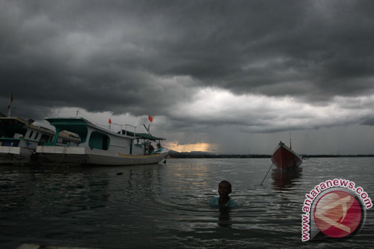 Nelayan Butur Takut Melaut Karena Cuaca Buruk 