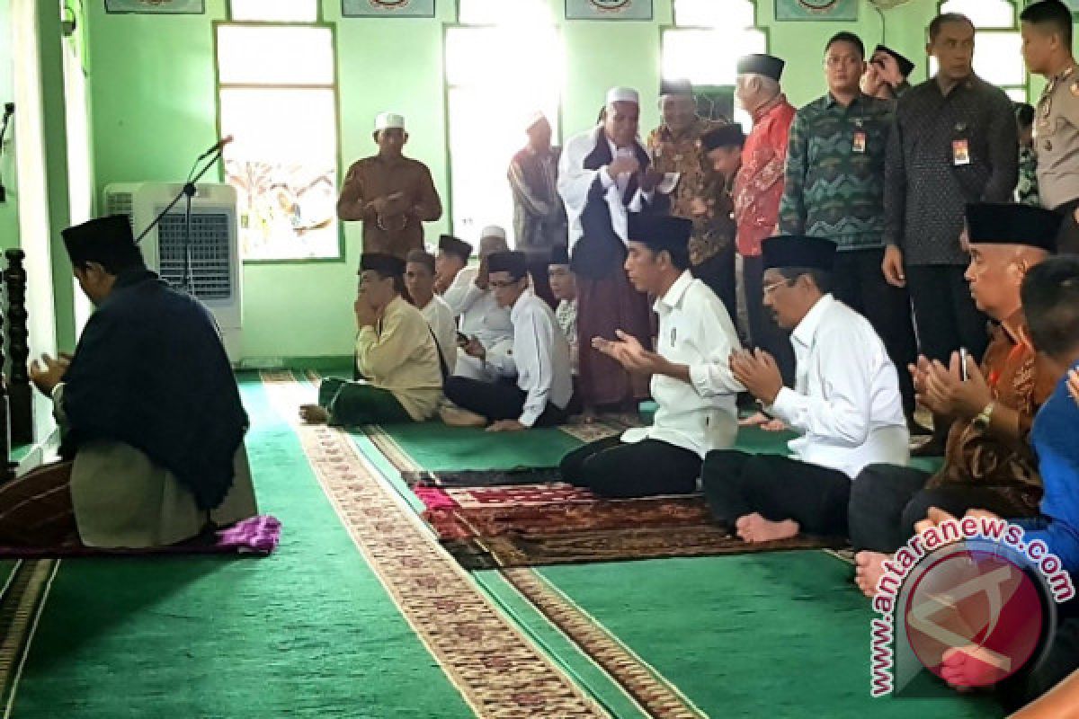 Jokowi Shalat Jumat Di Masjid As Syuhada Stabat  