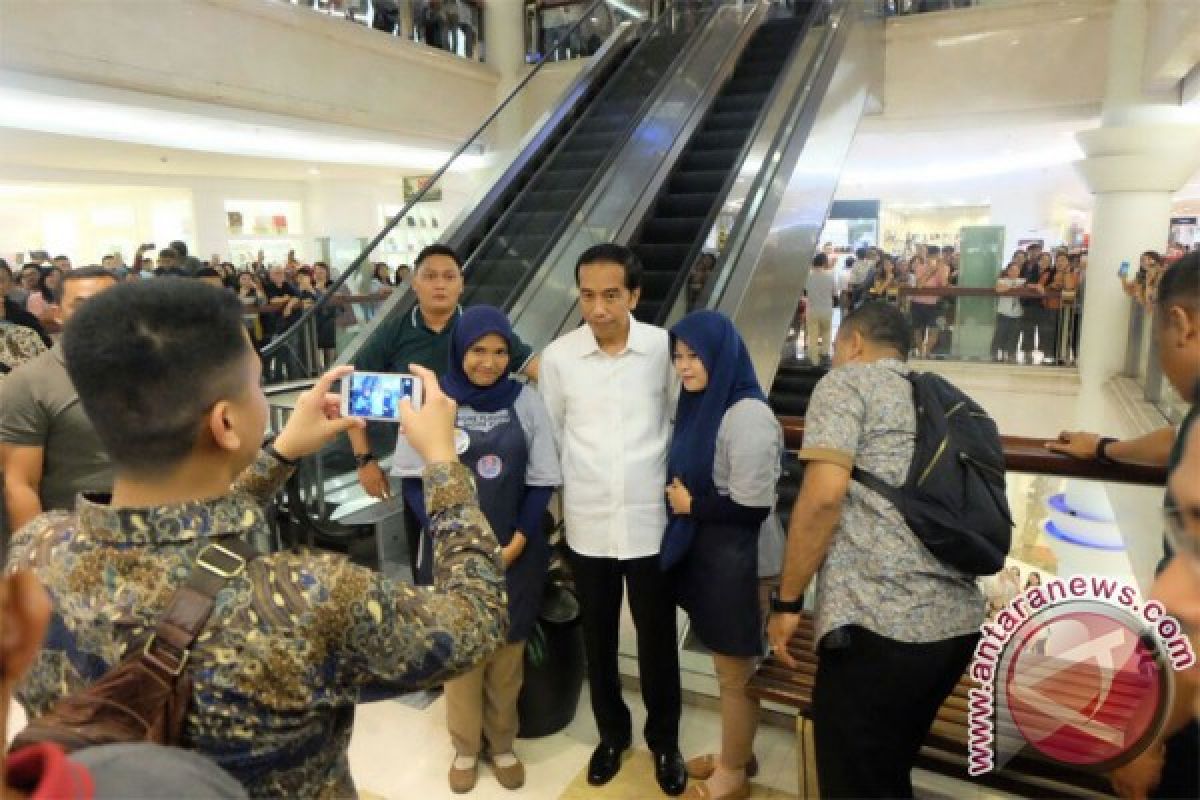Keluarga Jokowi malam Mingguan di Pusat Perbelanjaan