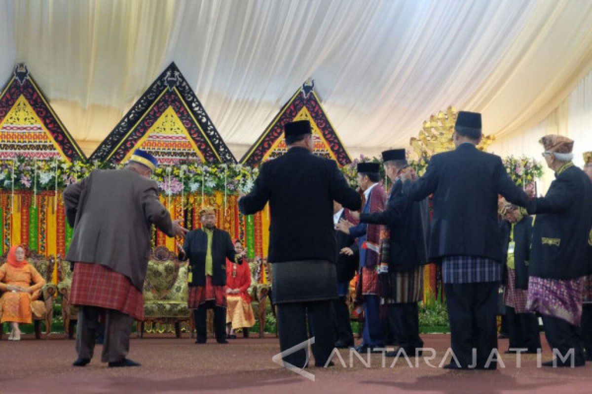 Jokowi Menari Tortor di Pesta Pernikahan Kahiyang-Bobby (Video)