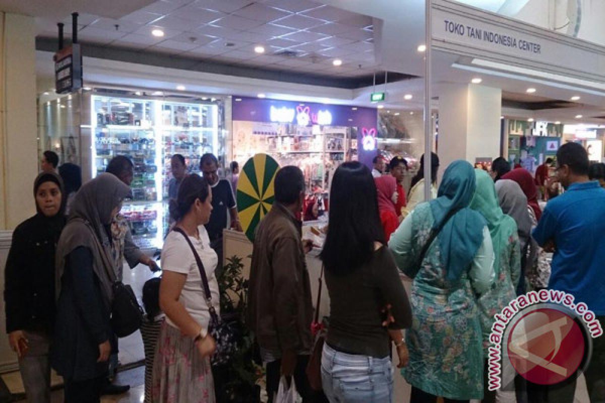 Pengunjung Mall Bogor Ngantri Di Toko Tani Indonesia 