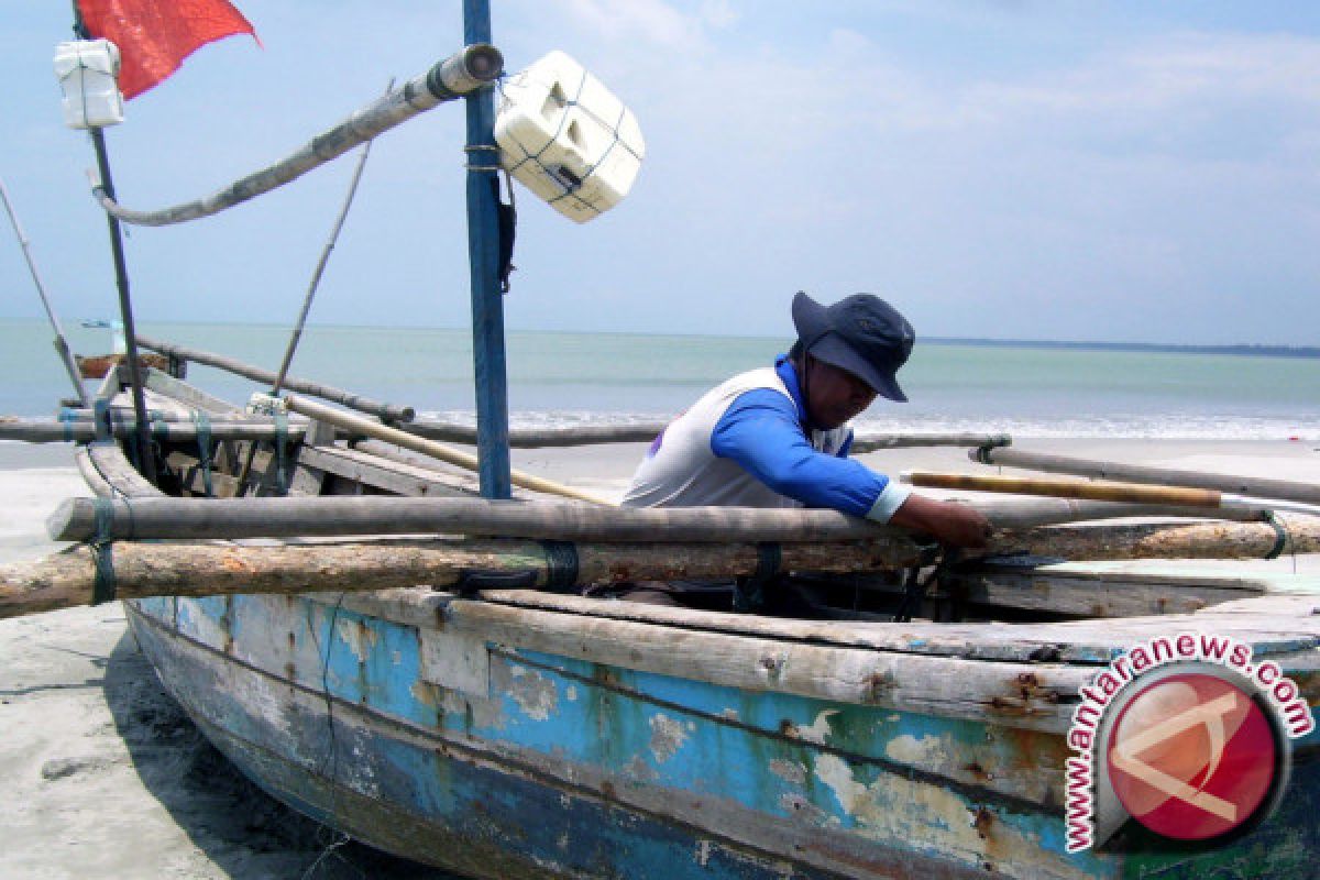 Sampan Tradisional Karam Tersambar Petir di Selat Malaka, Dua Nelayan Hilang