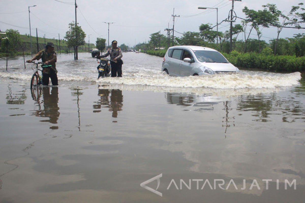 Pompa Air Disiagakan Atasi Banjir di Porong (Video)