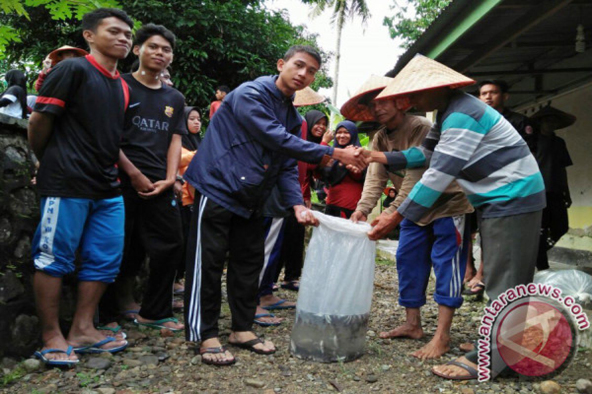 Mahasiswa UNP Bantu Ribuan Bibit Ikan Kepada Petani Padangpariaman
