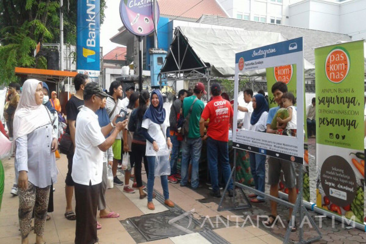 Warga Surabaya Serbu Stan Buah Murah Paskosmas