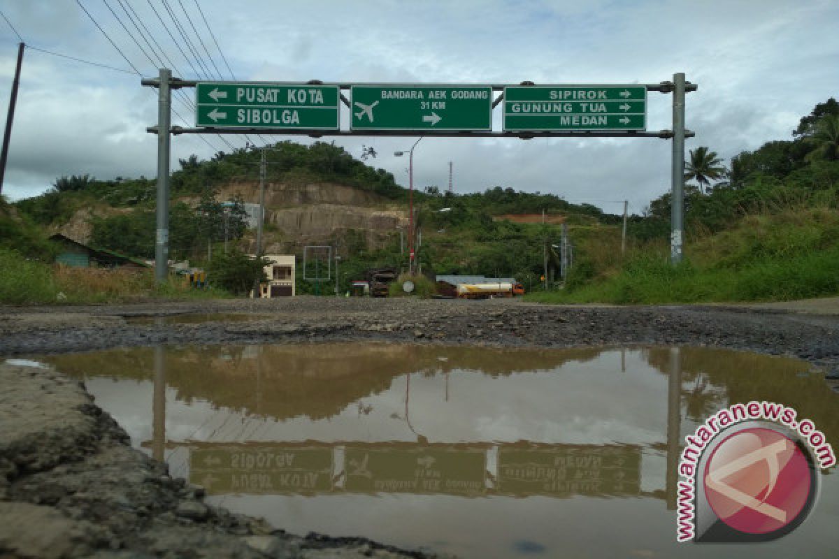 Jalan Provinsi di Padangsidimpuan Perlu Perhatian