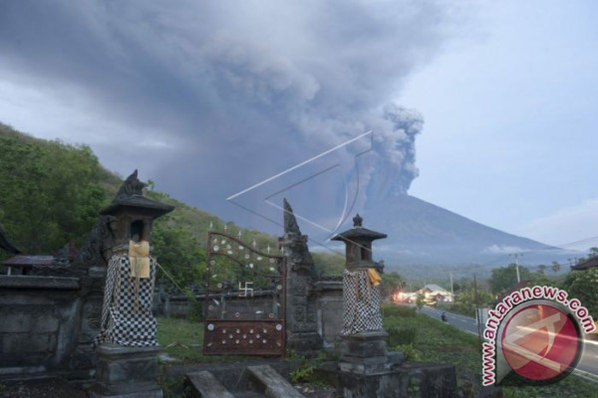 Gunung Agung 17 Kali Hembuskan Asap Tekanan Sedang