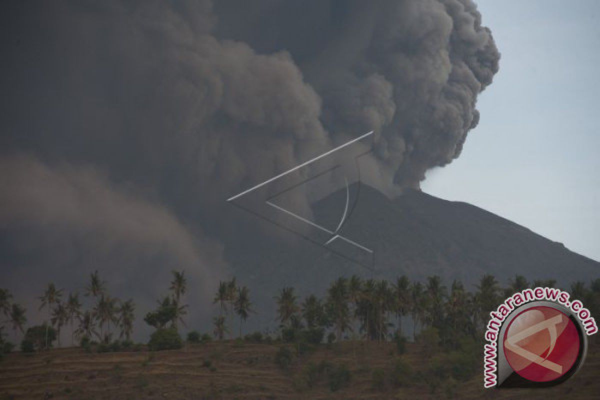 Bandara Lombok Ditutup Terdampak Erupsi Gunung Agung