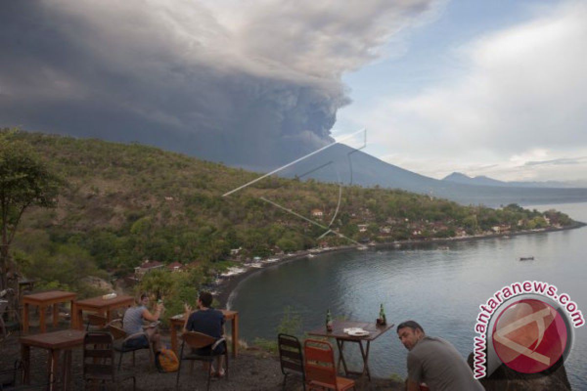 Sinar Merah Gunung Agung Efusif Magmatik