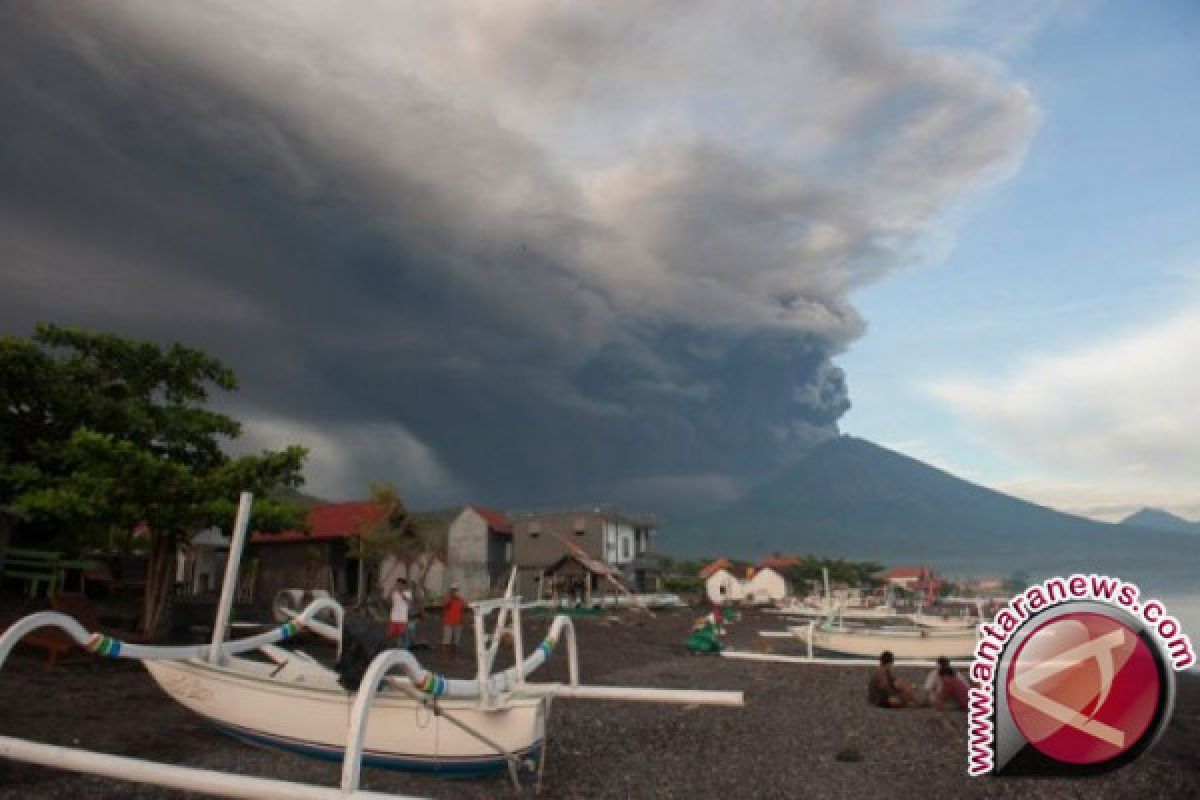 Gunung Agung Bali Erupsi, Lombok Waspada