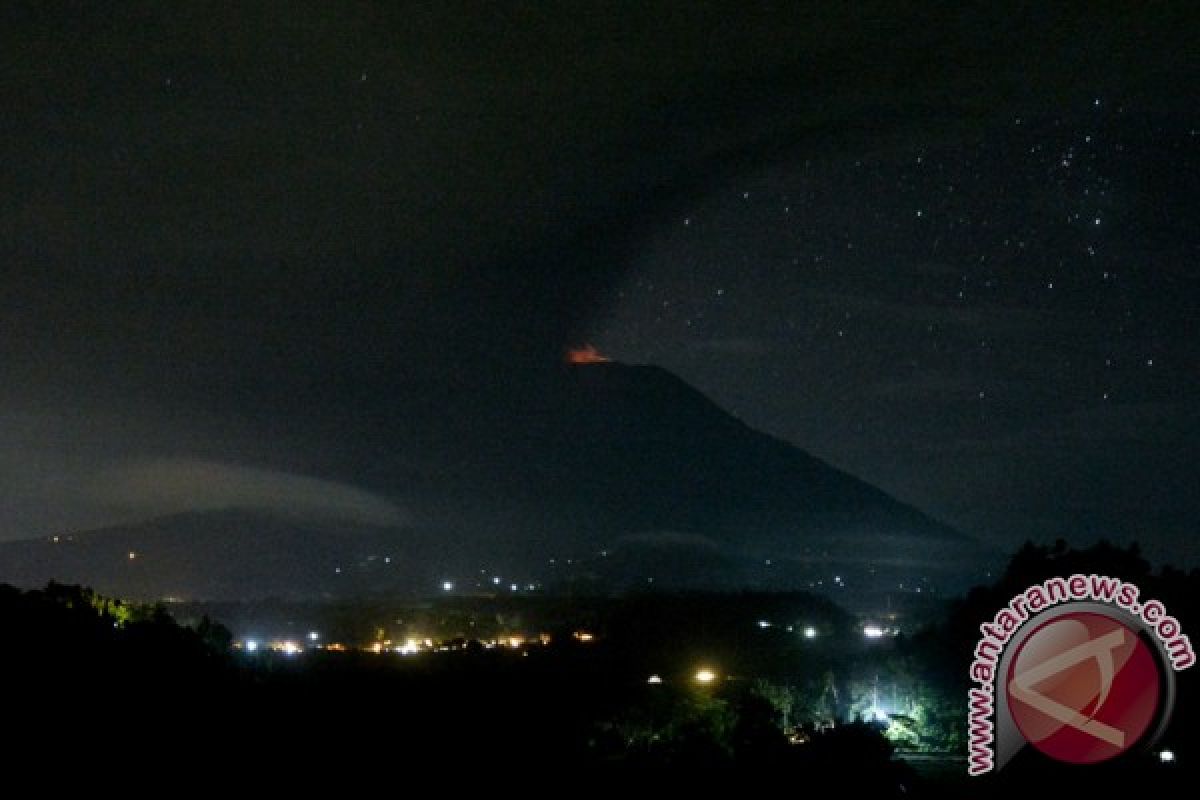 Rentetan aktivitas Gunung Agung dari semalam hingga pagi ini