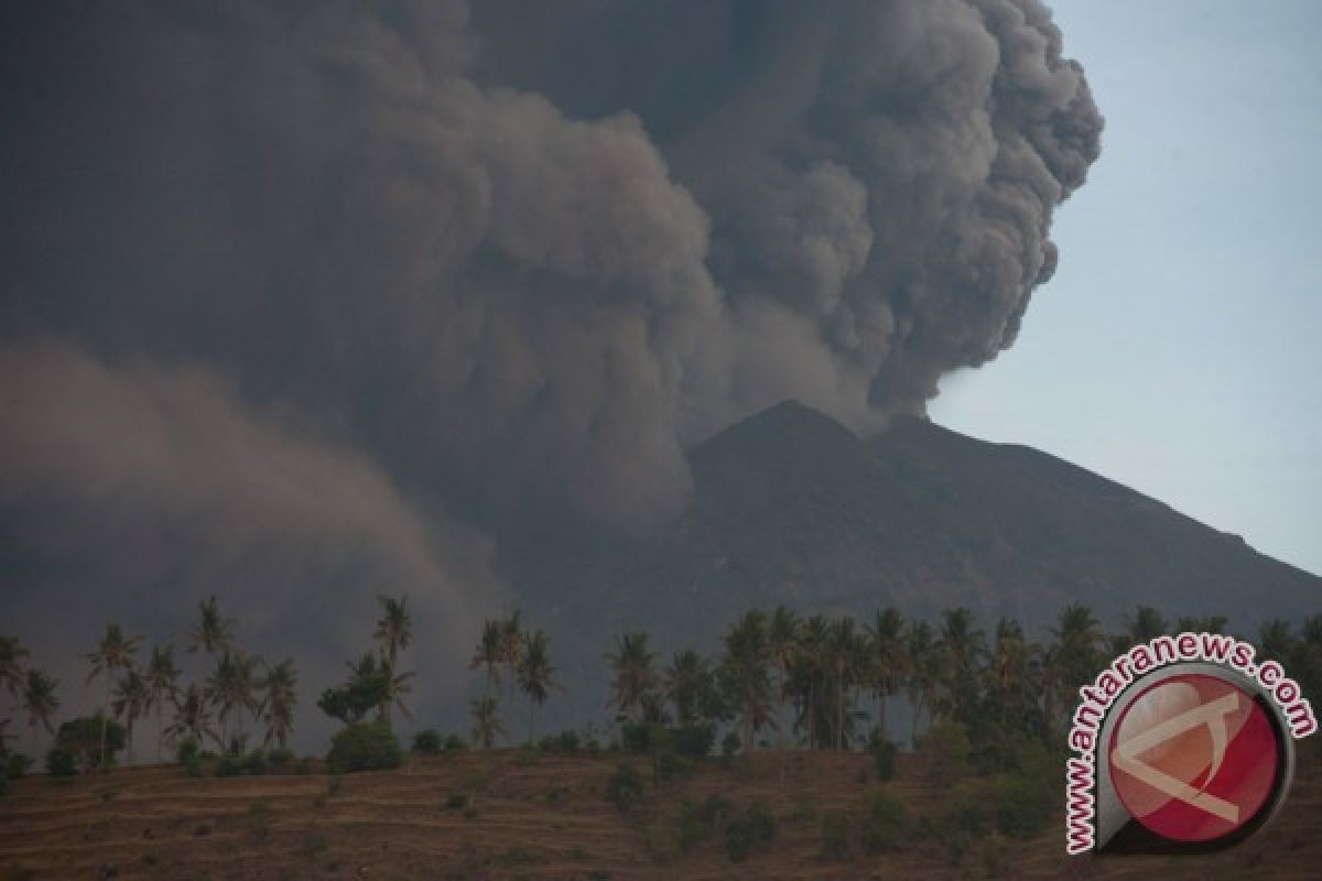 Gunung Agung lontarkan cahaya merah