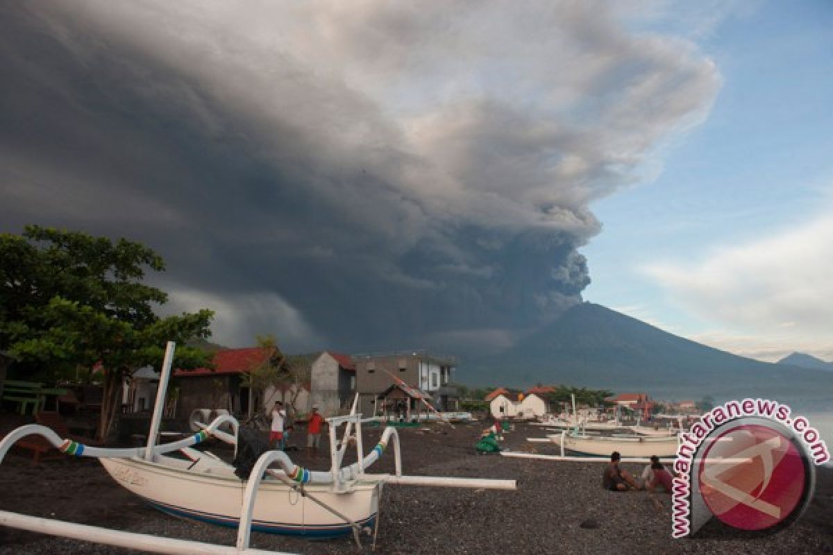 Gunung Agung meletus, pemerintah siagakan 100 bus