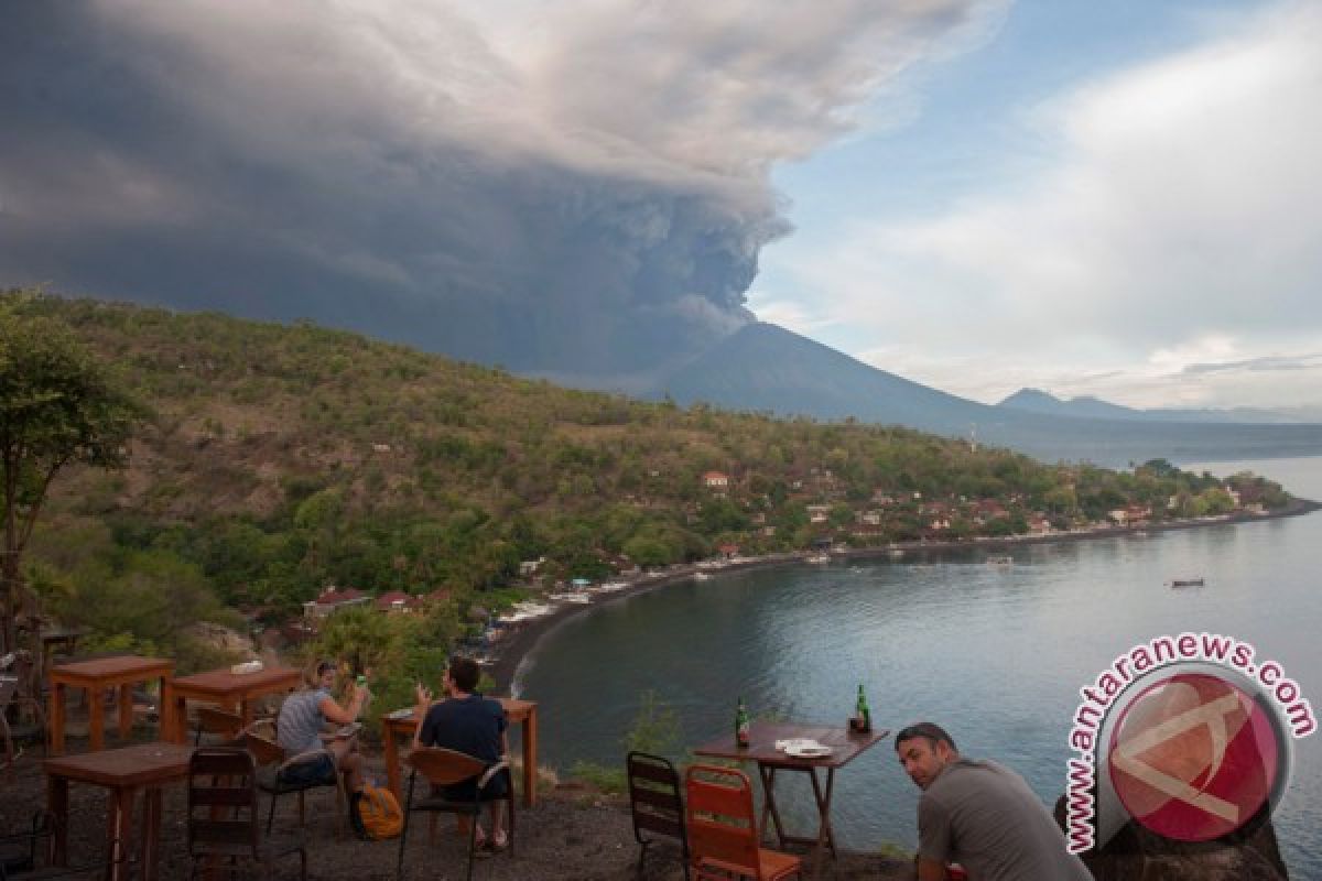 Gunung Agung masih terus alami tremor