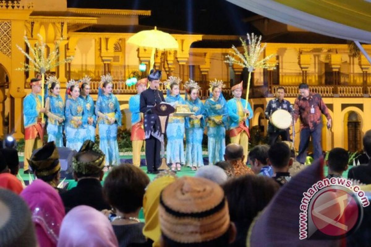 Presiden buka Festival Keraton Nusantara dengan pantun