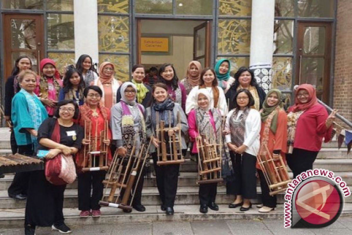 Musik angklung iringi lagu ABBA di London