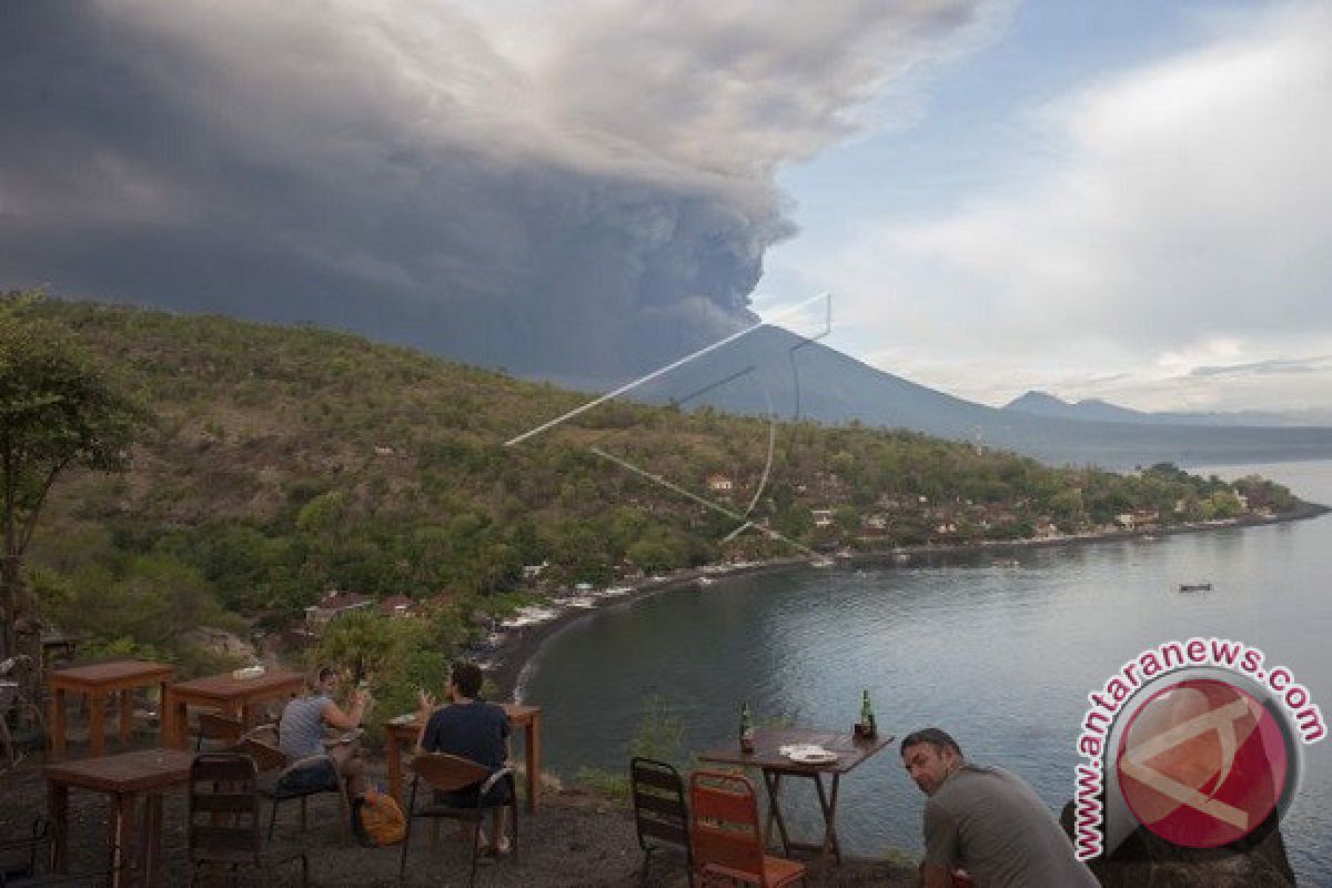 Abu Letusan Gunung Agung Capai 3.000 Meter