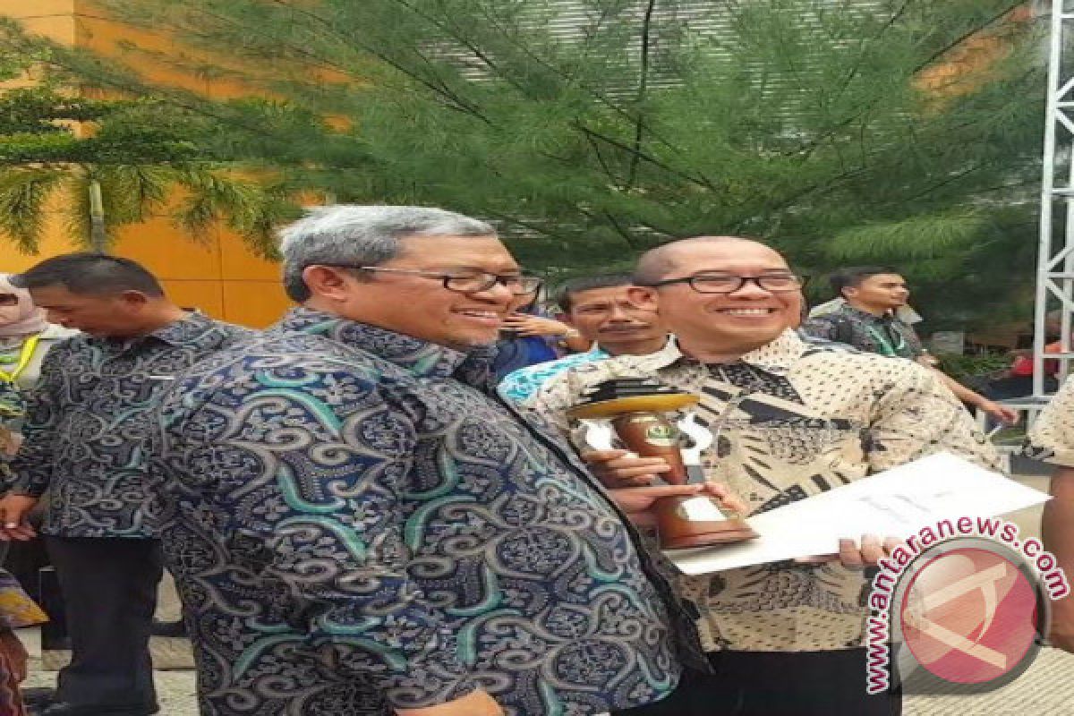 Guru Besar IPB Terima Adhikarya Pangan Nusantara Dari Gubernur Jabar  