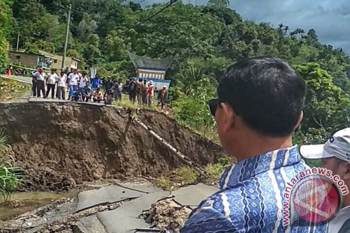 Bupati Simalungun Pantau Jalan Amblas