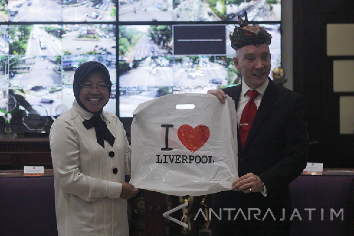 Risma Ajak Wali Kota Liverpool Berburu Foto di Surabaya