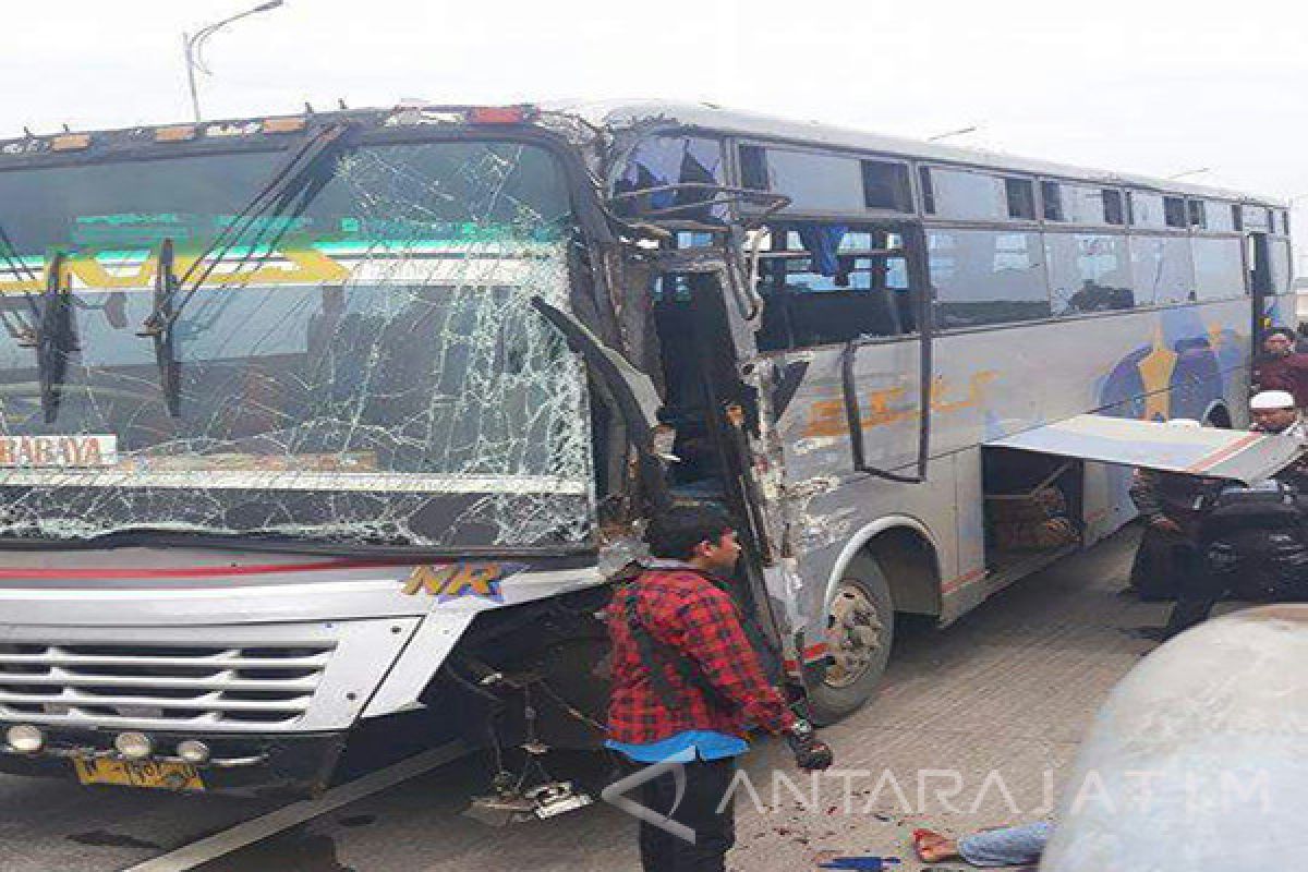 Bus Akas Madura-Surabaya Mengalami Kecelakaan di Suramadu