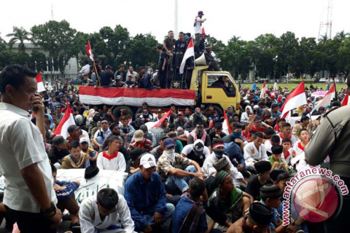 Ribuan warga Bangka Barat demonstrasi tolak HTP