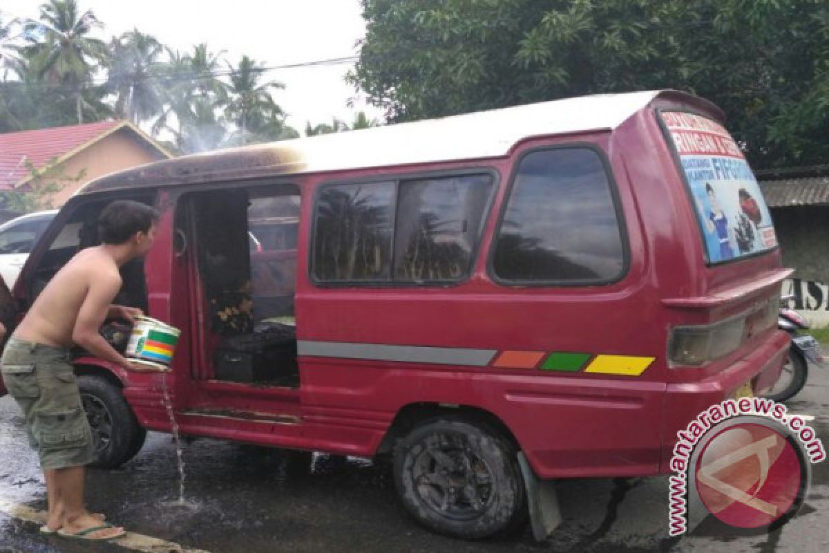 Public minicab on fire, driver and passengers survived