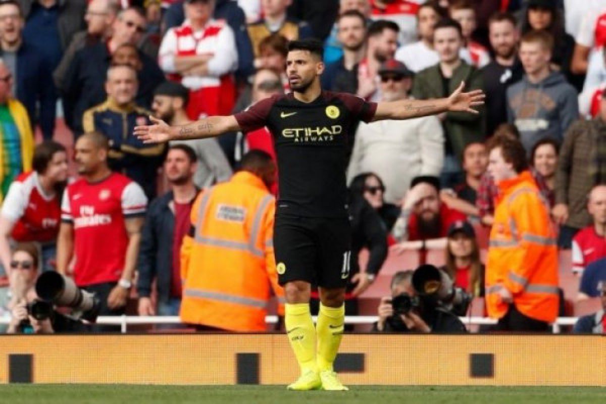 Manchester City Bungkam Huddersfield 2-1